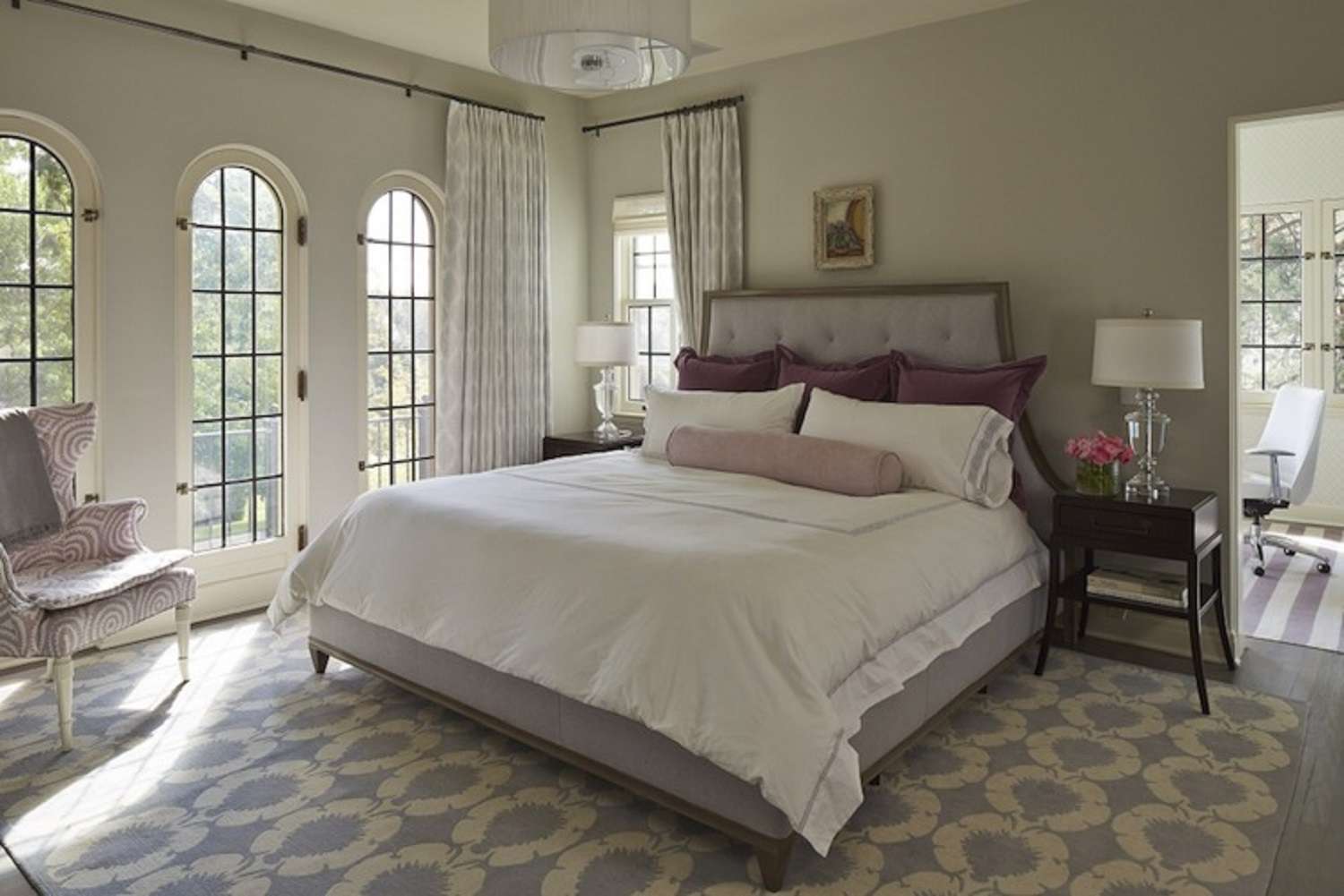 Elegantes Schlafzimmer in Grau und Lavendel