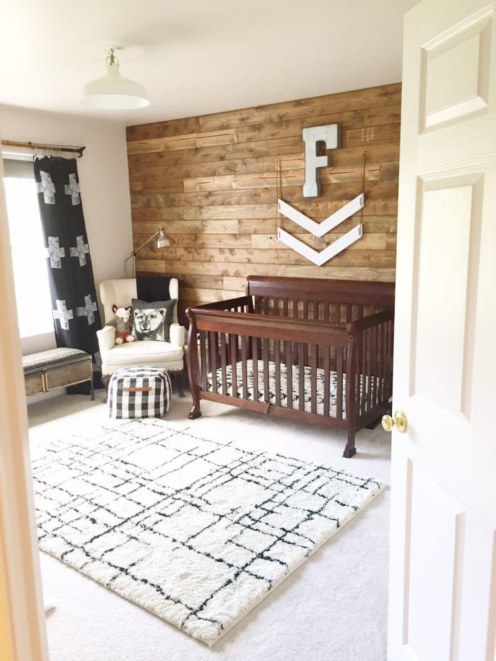 Luminosa habitación infantil contemporánea con pared de acento rústica con paneles de madera