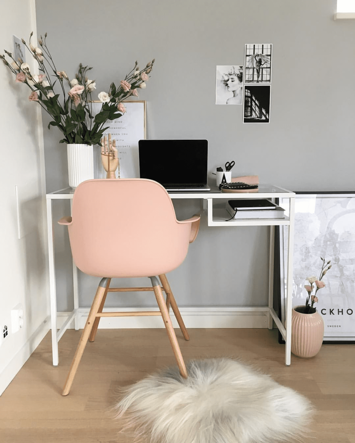 Área de escritório em casa com cadeira de escrivaninha rosa