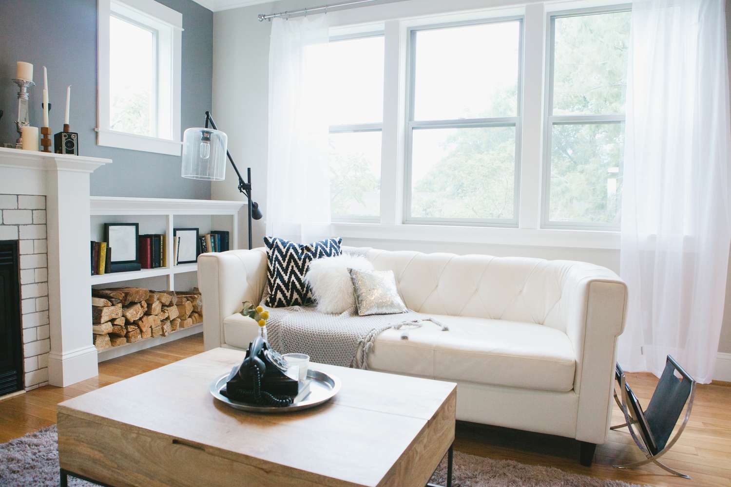 sofá branco em uma sala de estar