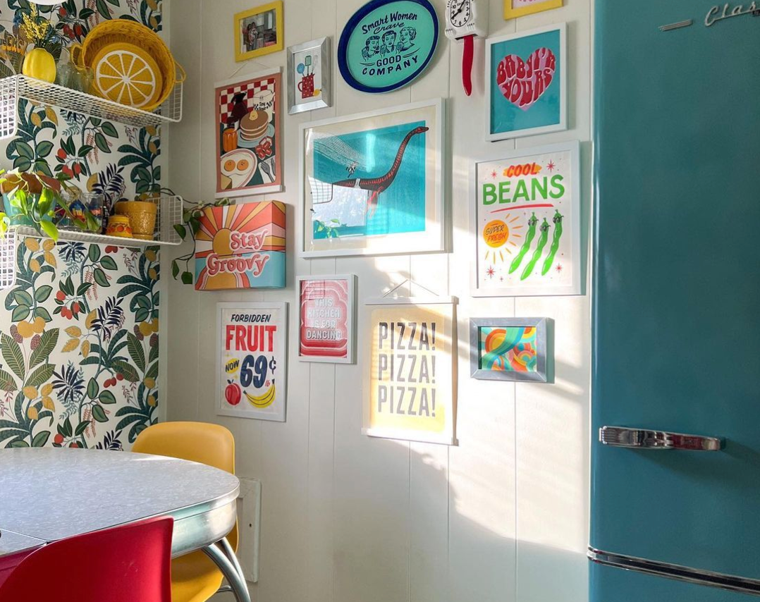 Una cocina retro con pared de galería