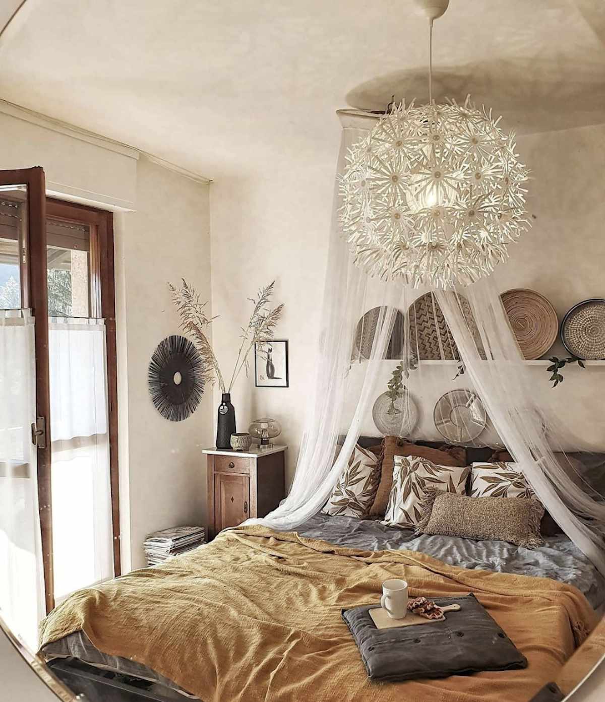 Schlafzimmer im mediterranen Boho-Stil