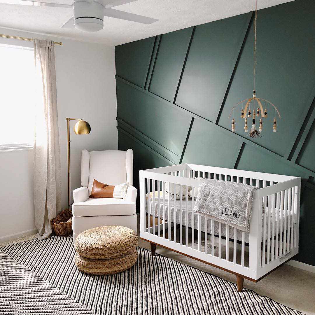 Modernes Kinderzimmer mit dunkelgrün getäfelter Akzentwand