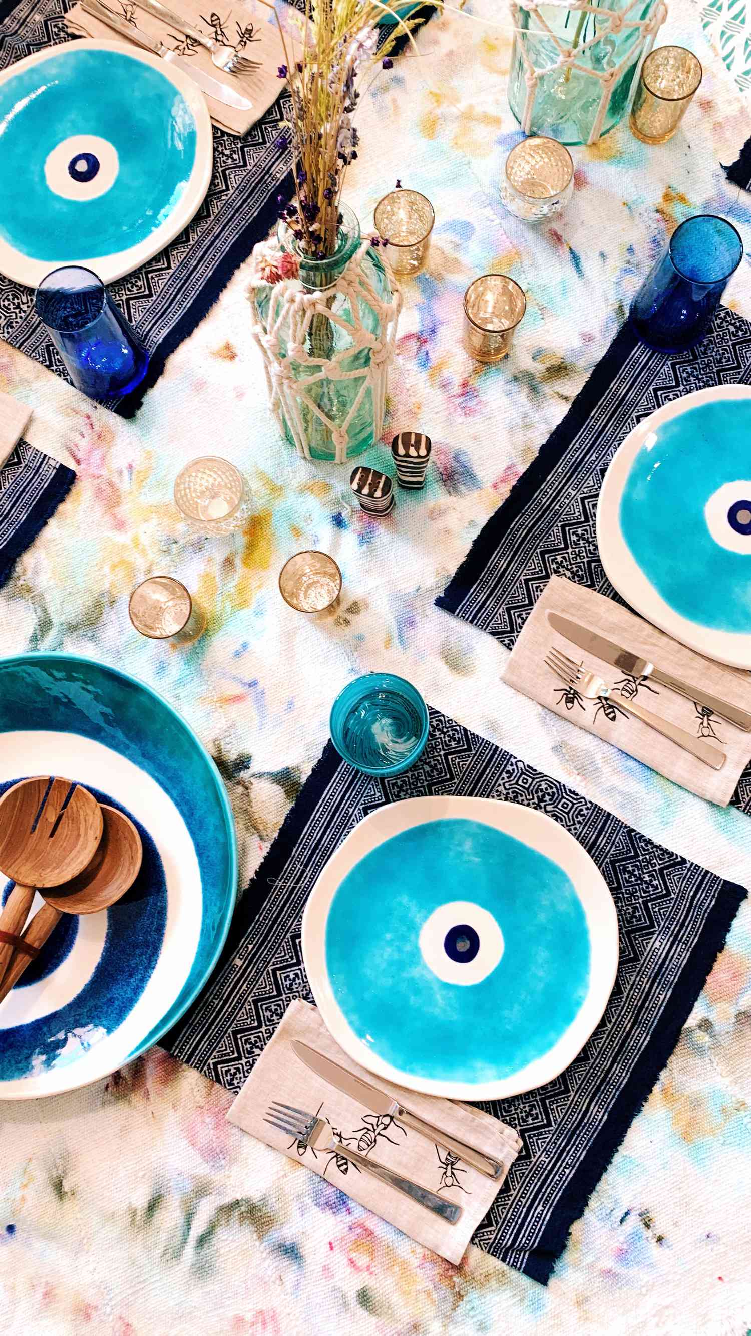 Tischdekoration mit blauen Tellern und buntem Tuch von Hidden Gem