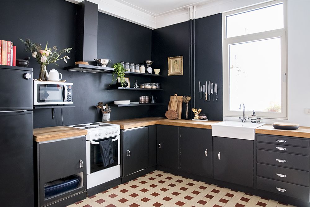 DIY schwarze Küche mit kariertem Boden
