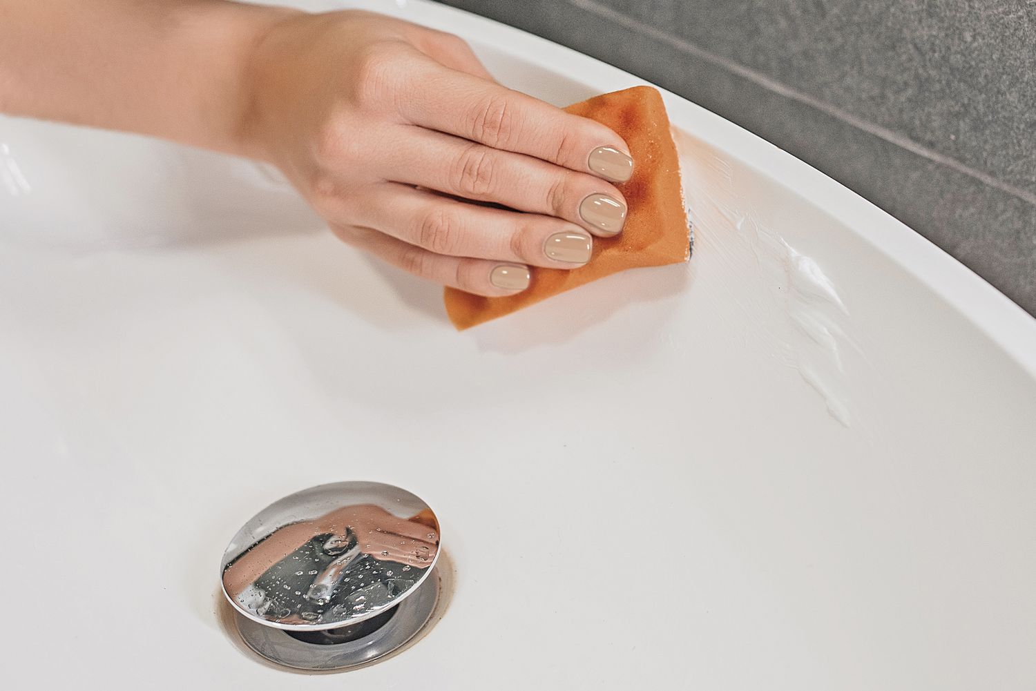 Zahnpasta zum Reinigen eines Waschbeckens verwenden