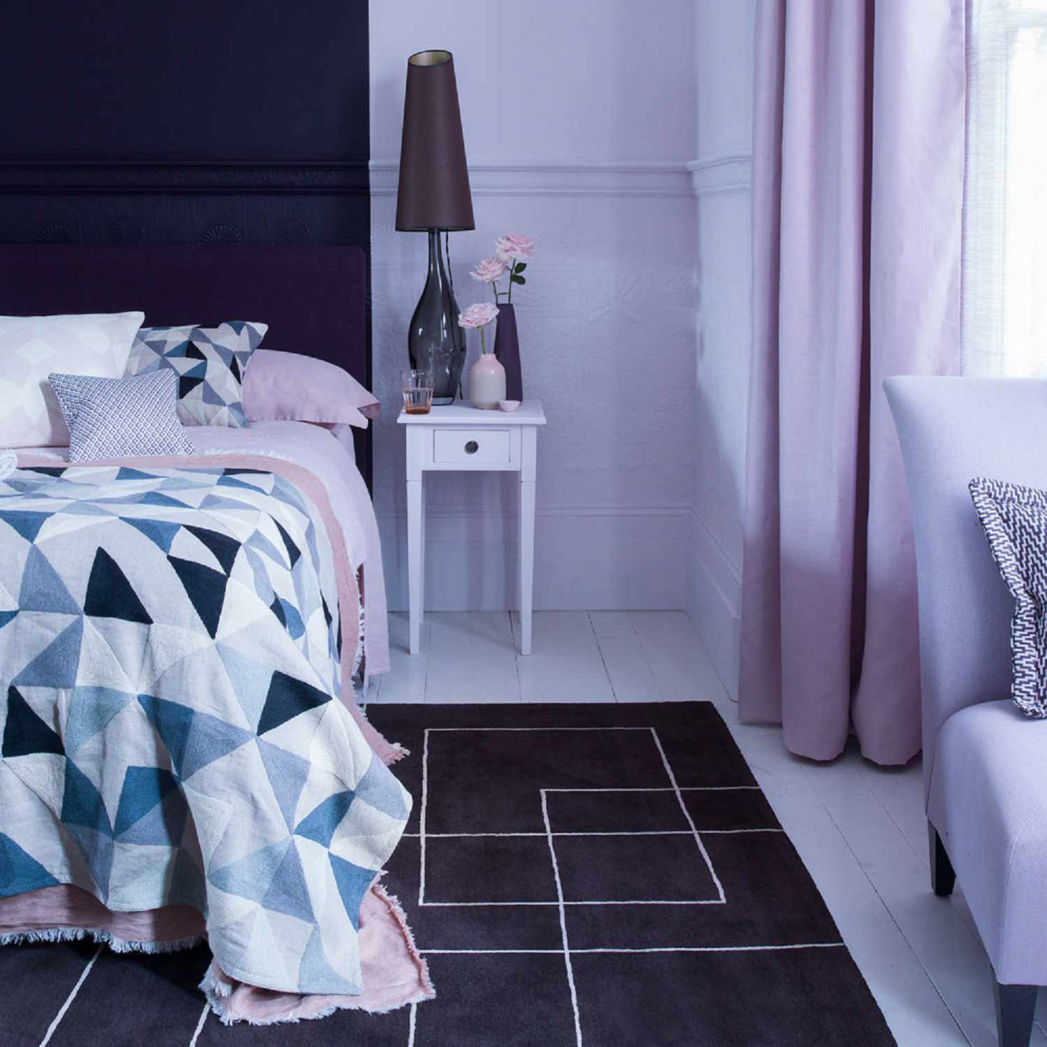 Schlafzimmer in Lavendel und Marineblau
