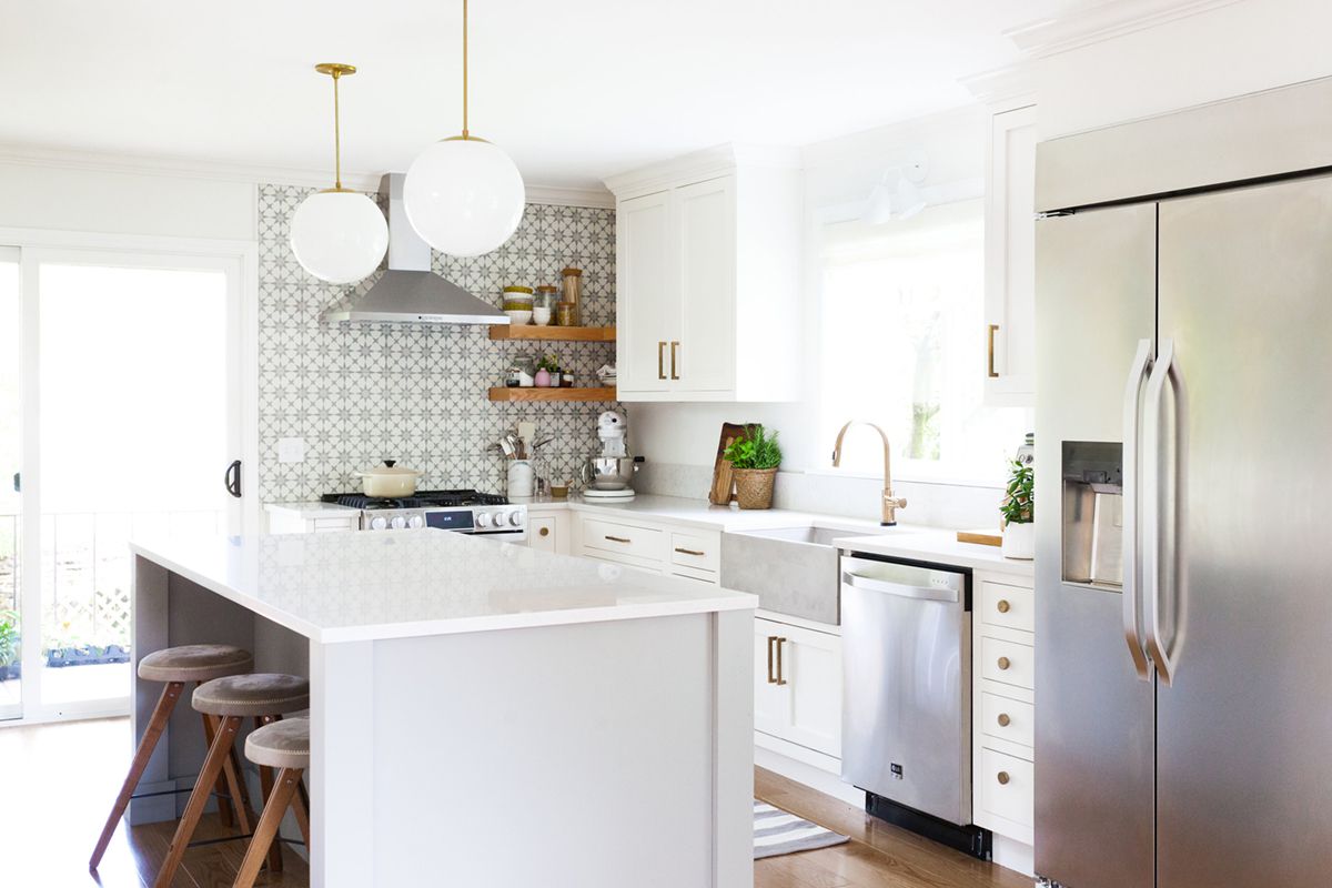 una cocina blanca y limpia