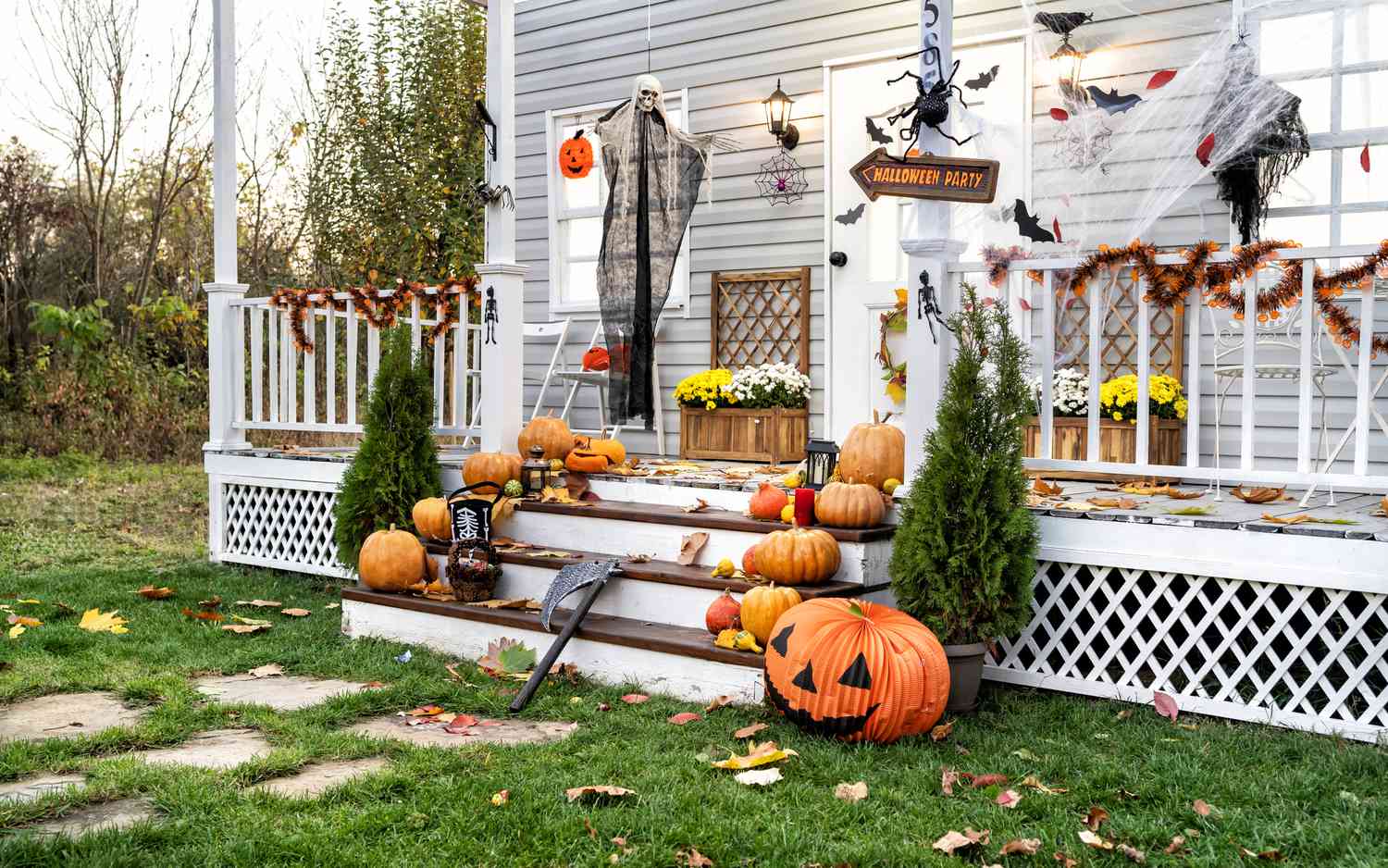 Uma varanda frontal decorada para o Halloween
