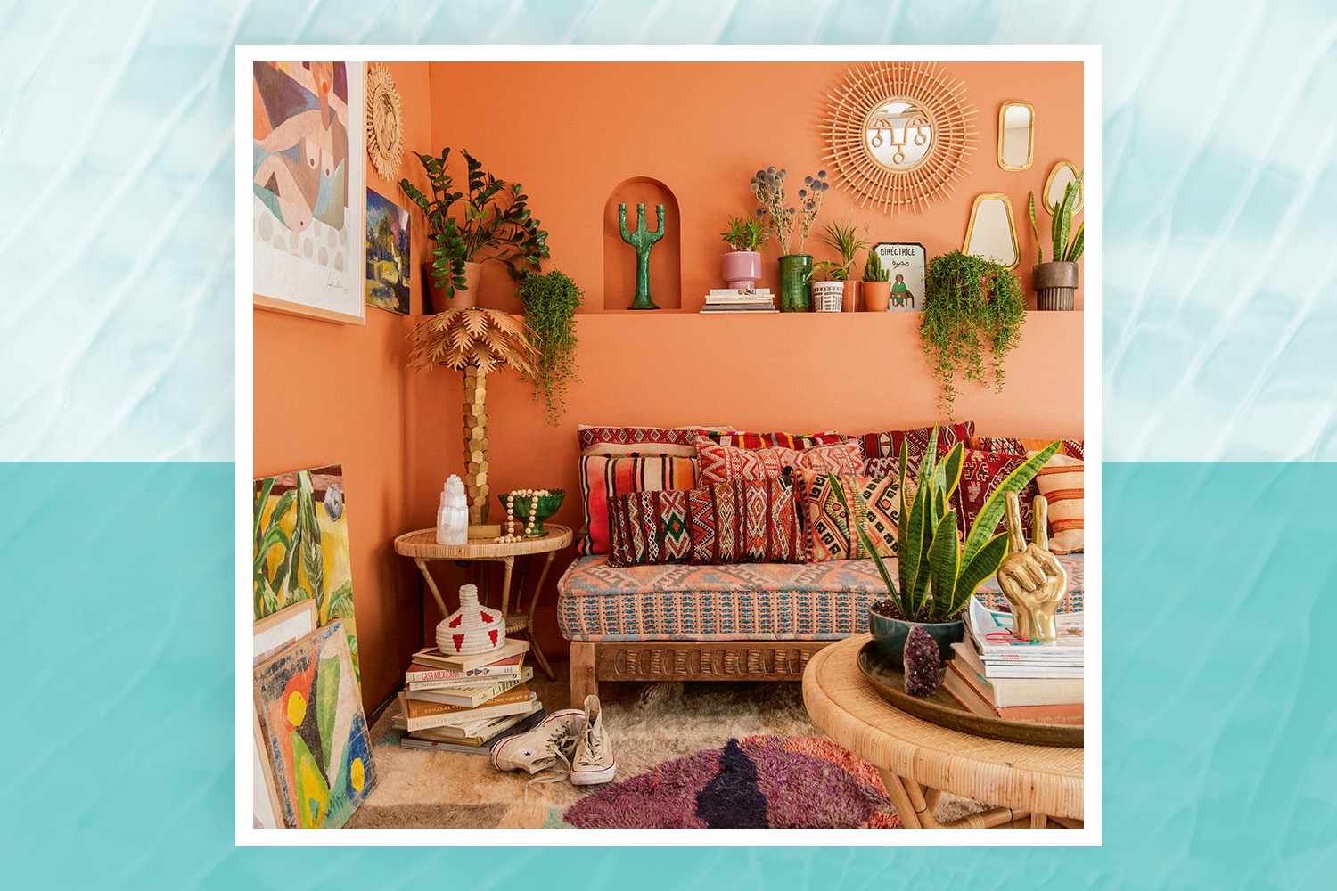 Justina Blakeney Wohnzimmer warme Terrakotta-Wände, Pflanzen und bunte Teppiche, Kissen und Wandkunst für Jungalow
