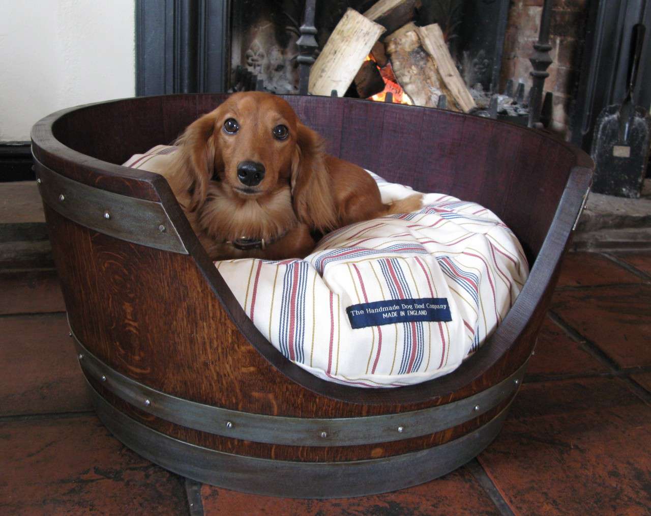 cama para perros hecha con un barril