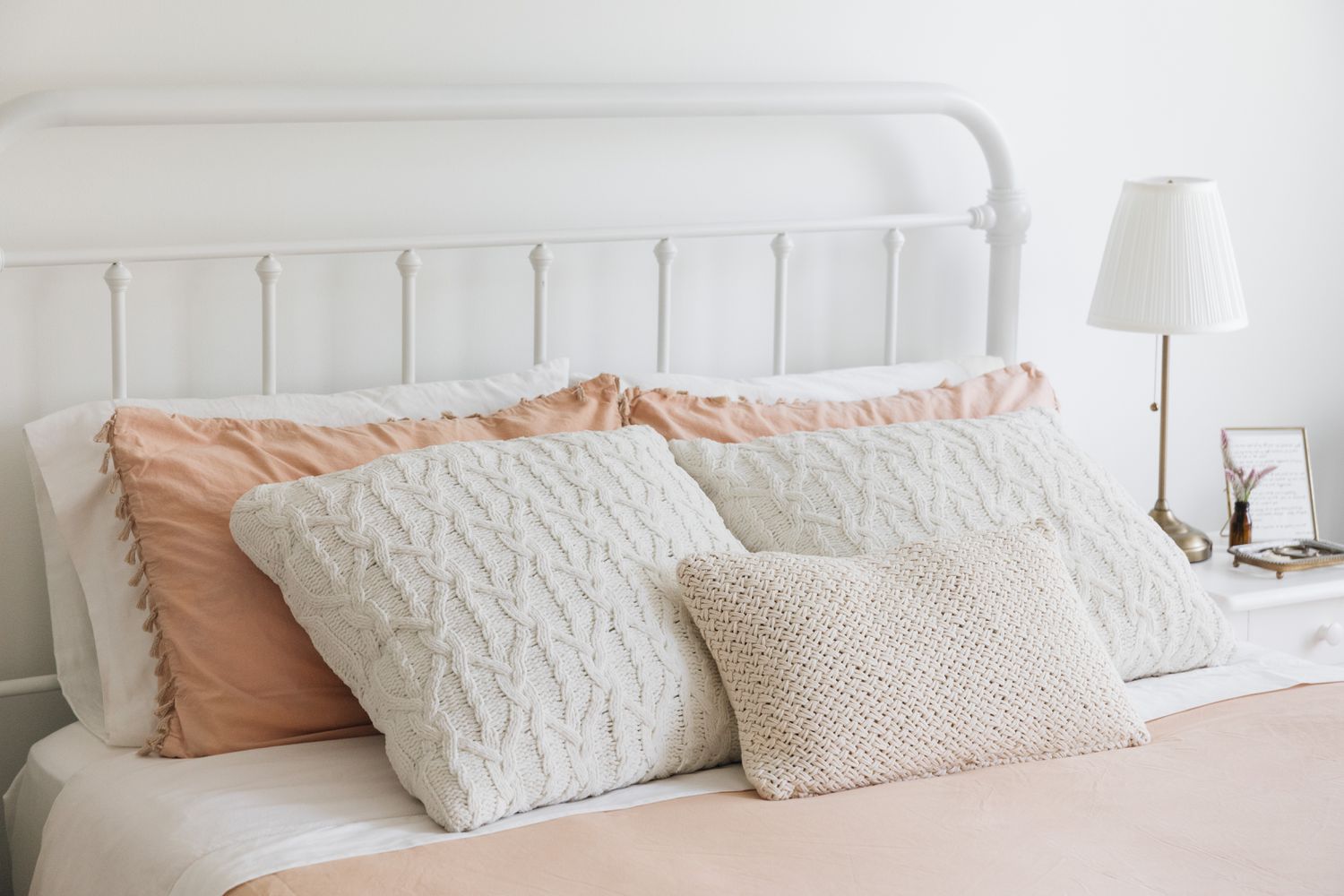 travesseiros dispostos em uma cama
