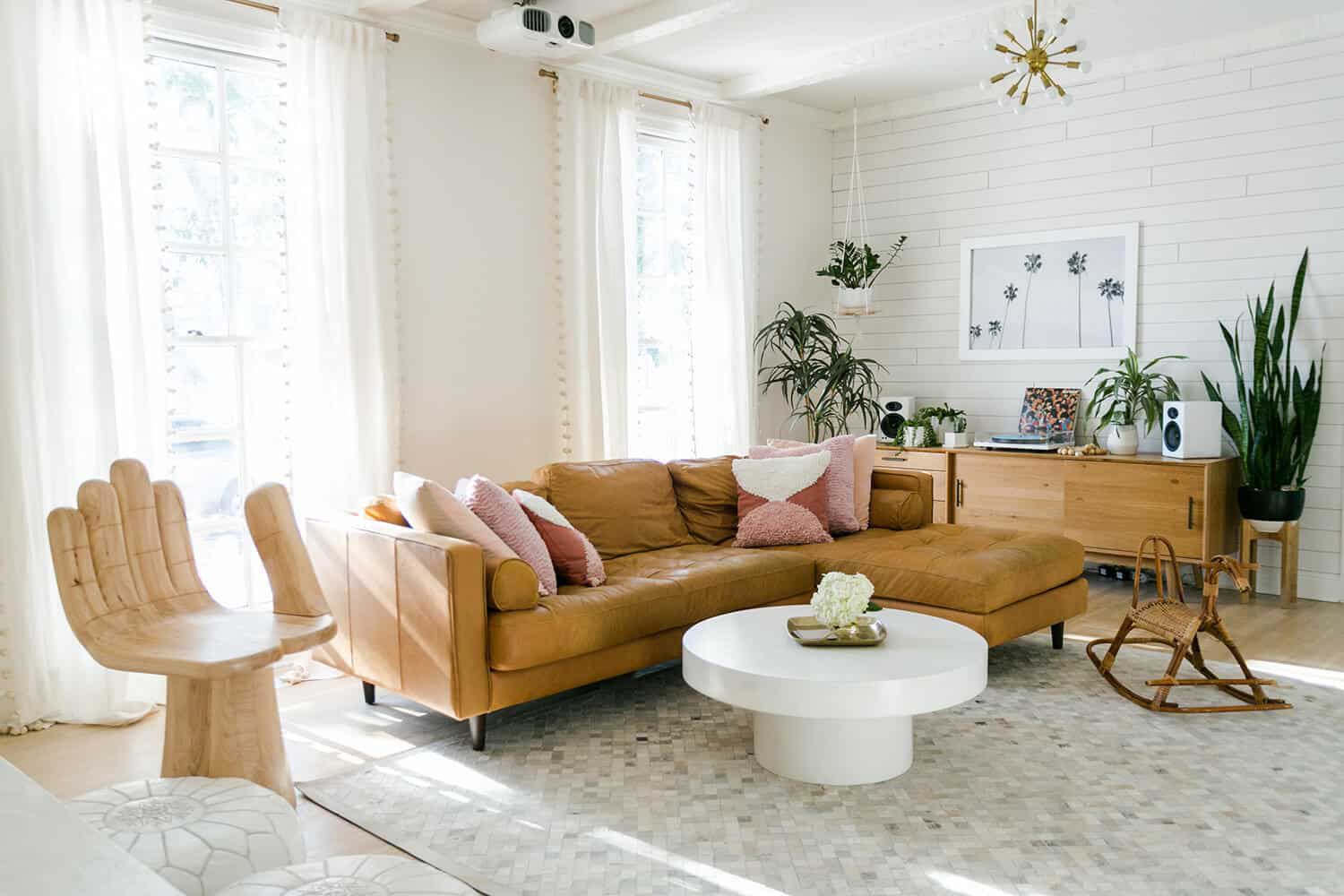 un salon avec un canapé en cuir