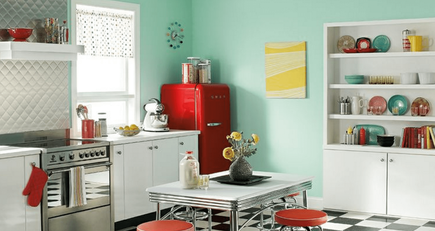 Kleine Vintage-Küche mit roten Farbtupfern und buntem Dekor
