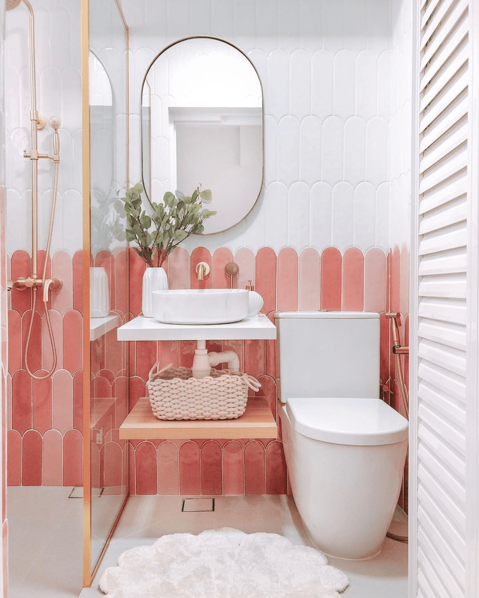 azulejo rosa em um banheiro