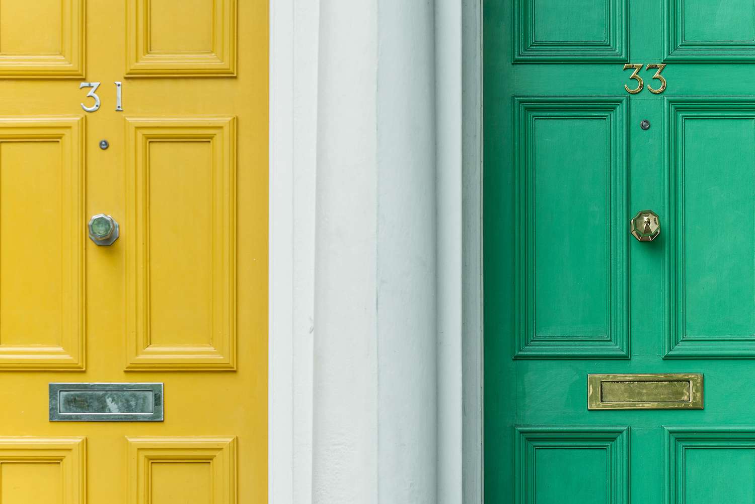 portas da frente pintadas de amarelo e verde