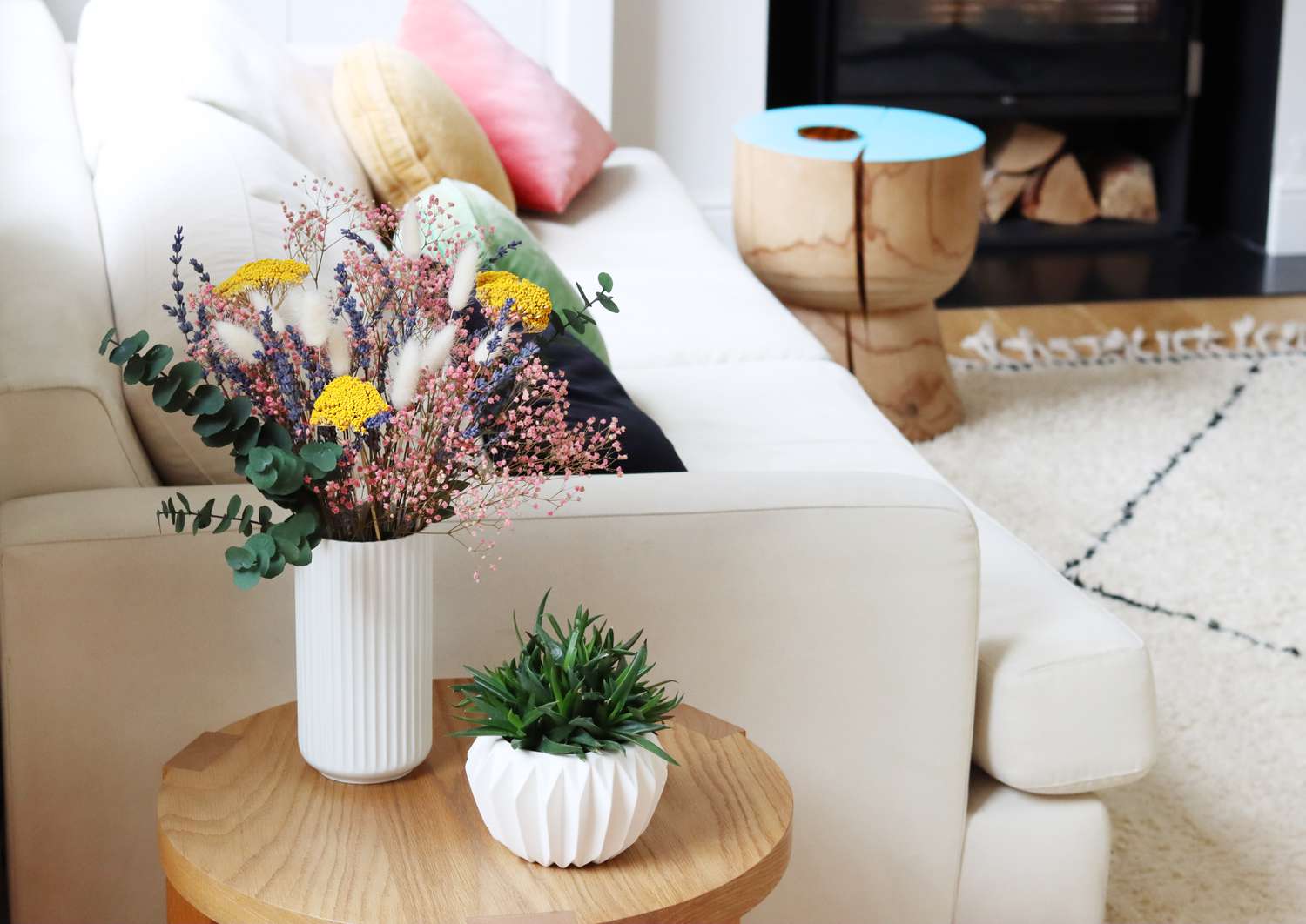 Getrocknete Blumen in einer Vase im Wohnzimmer
