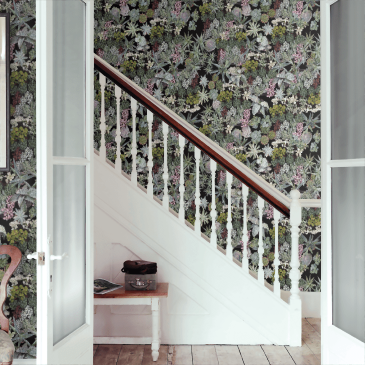 escalier avec papier peint imprimé succulent