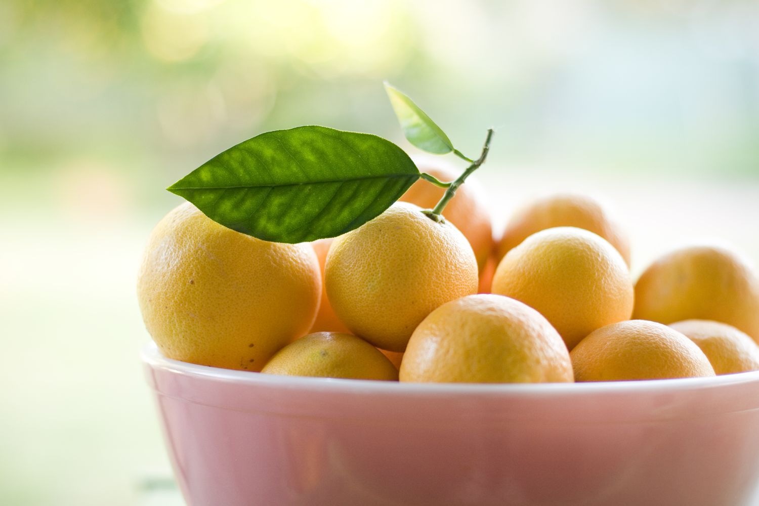 Tazón de naranjas para despejar el espacio