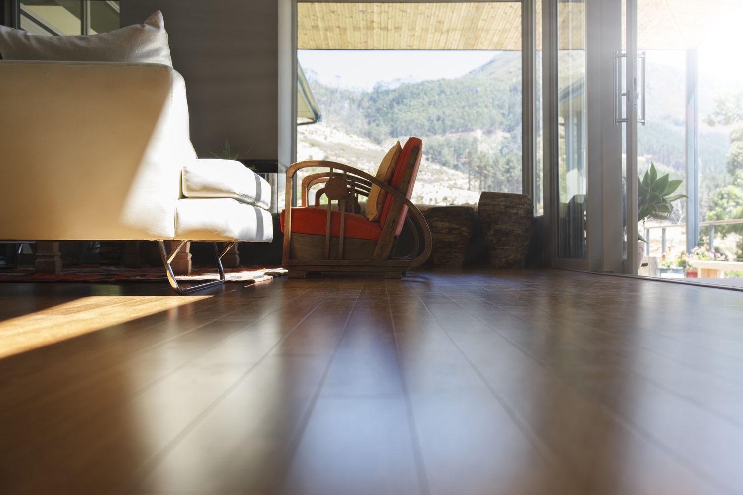 Vista baja de un salón con suelo de madera noble exótica