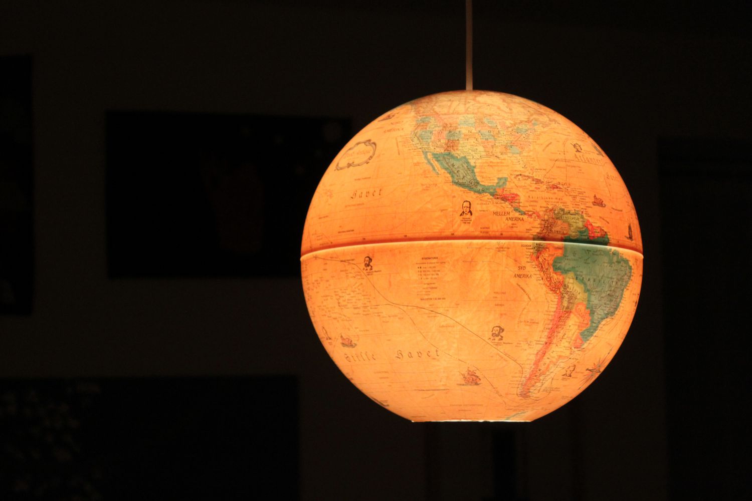 Suspension faite à partir d'un globe