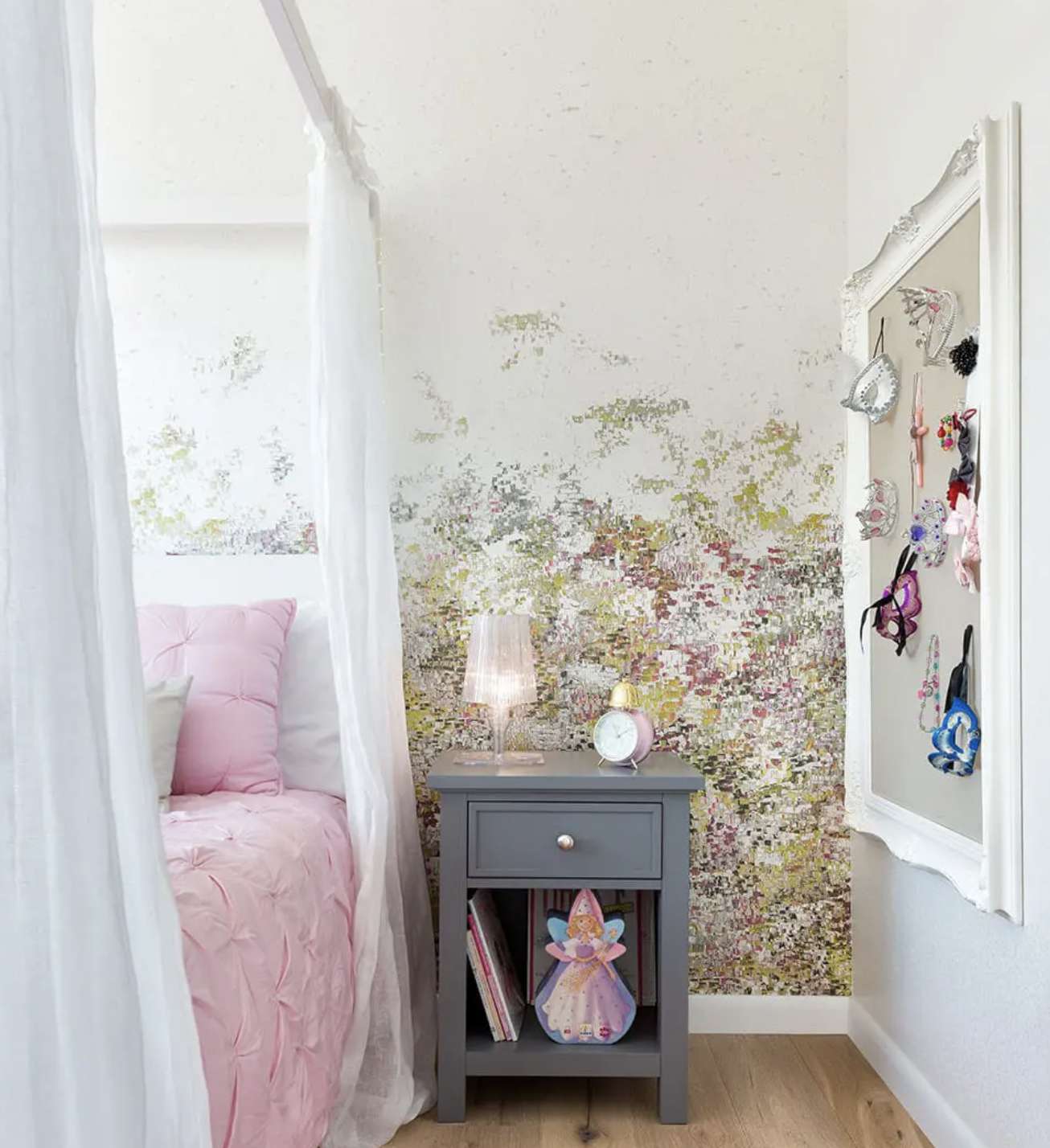 Kleines Mädchenzimmer mit Baldachin und Blumentapete