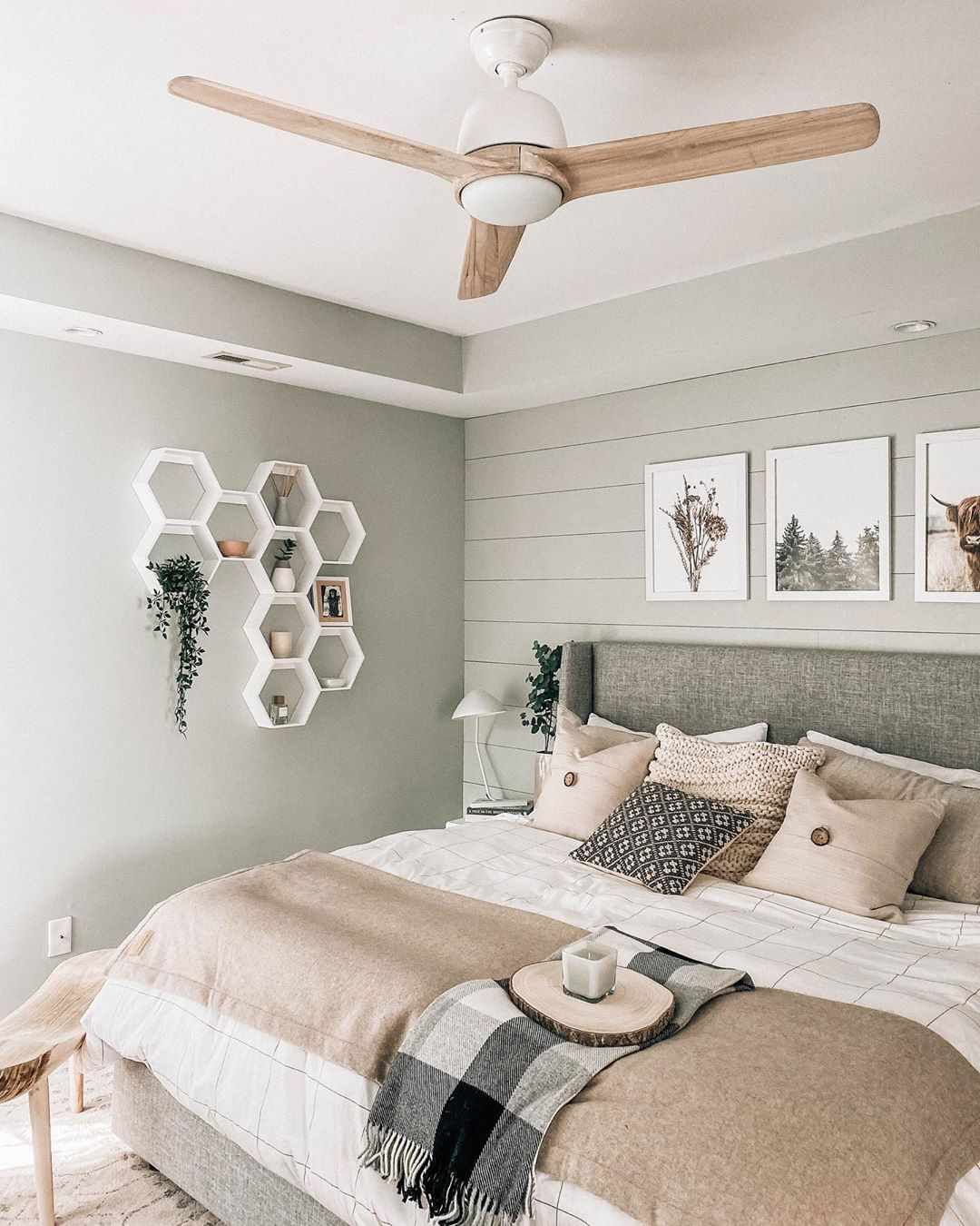 Chambre à coucher avec mur en shiplap