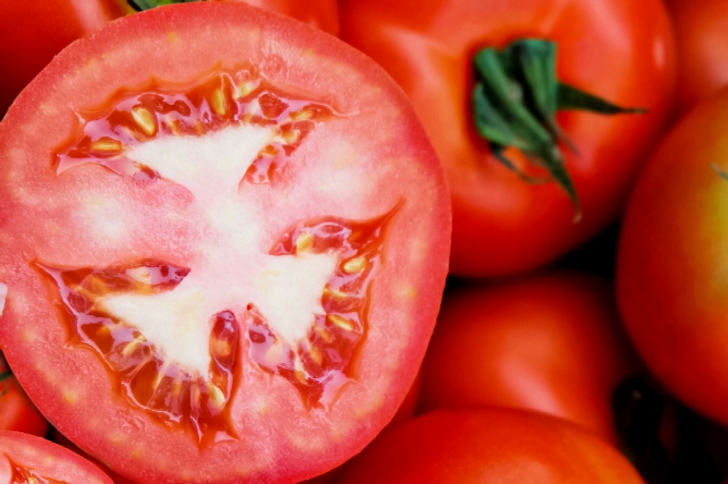 Schulter der Tomate abschneiden