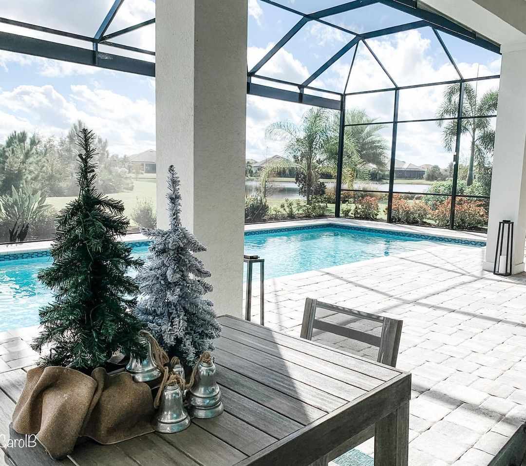 Ein überdachter Pool im Hinterhof mit einem Tisch mit einem weihnachtlichen Mittelstück
