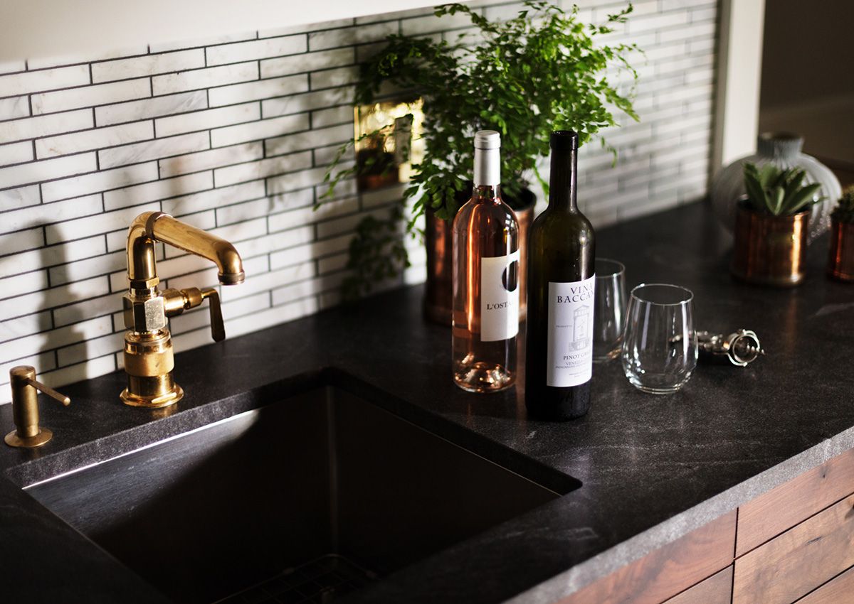 Marble tile backsplash with black grout on kitchen wet bar