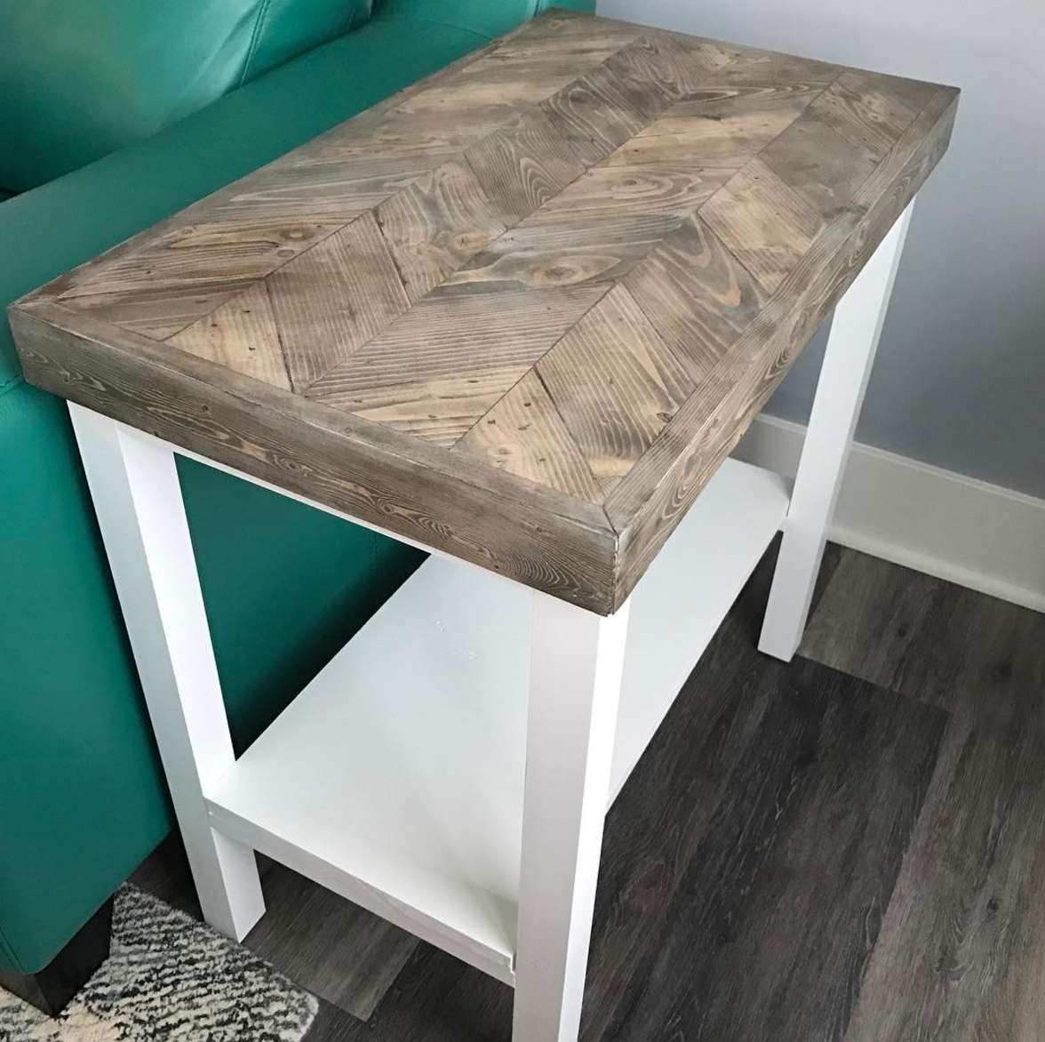 mesa lateral de madeira e branco