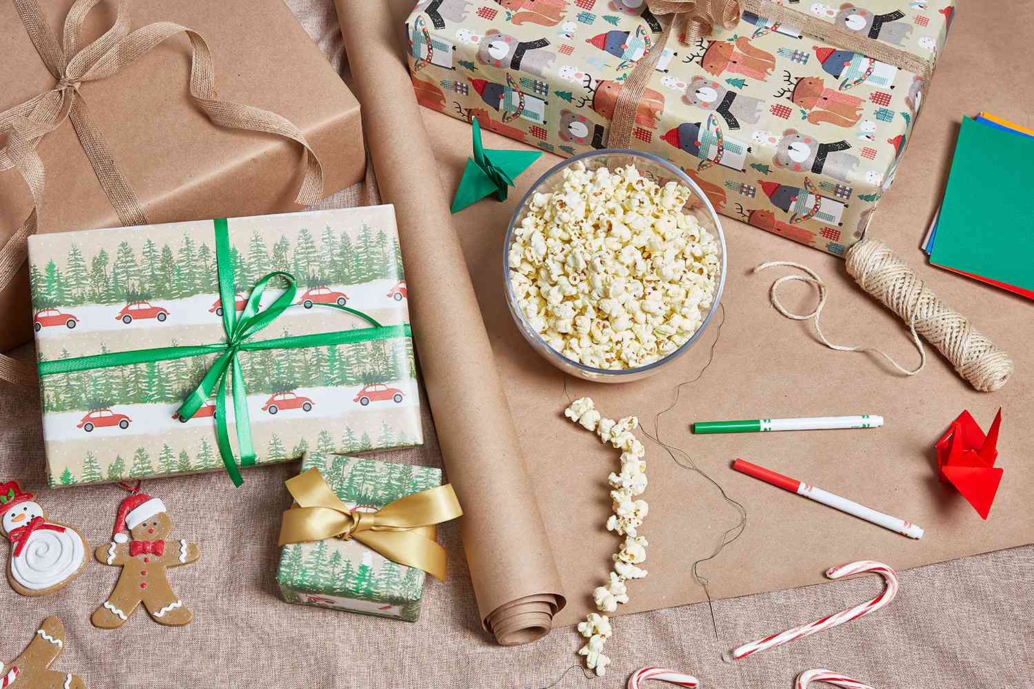 aufgereihtes Popcorn und verpackte Geschenke