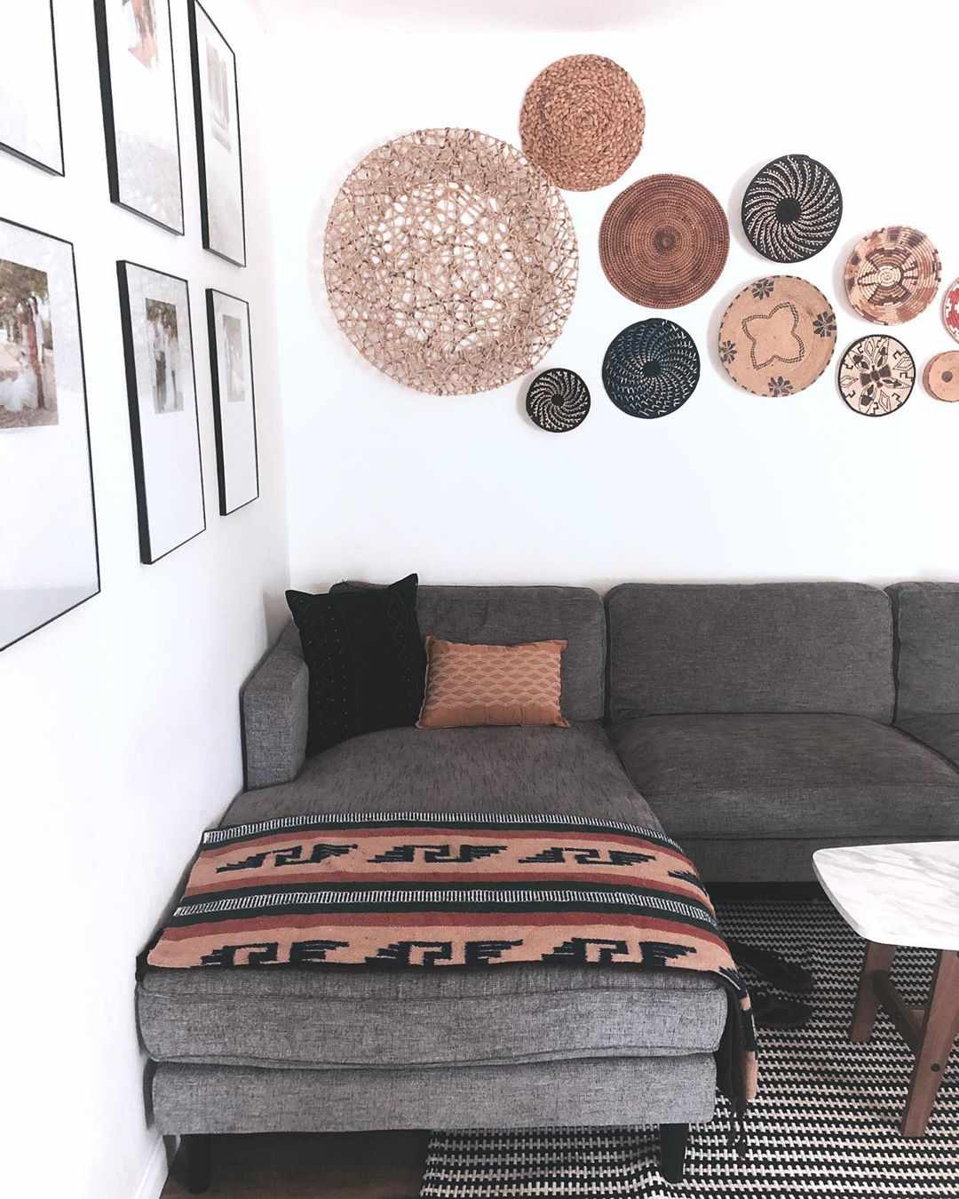 Sofá con decoración de cestas encima
