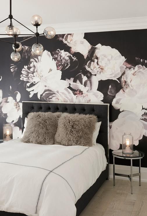 chambre à coucher avec papier peint sombre avec de grands motifs floraux