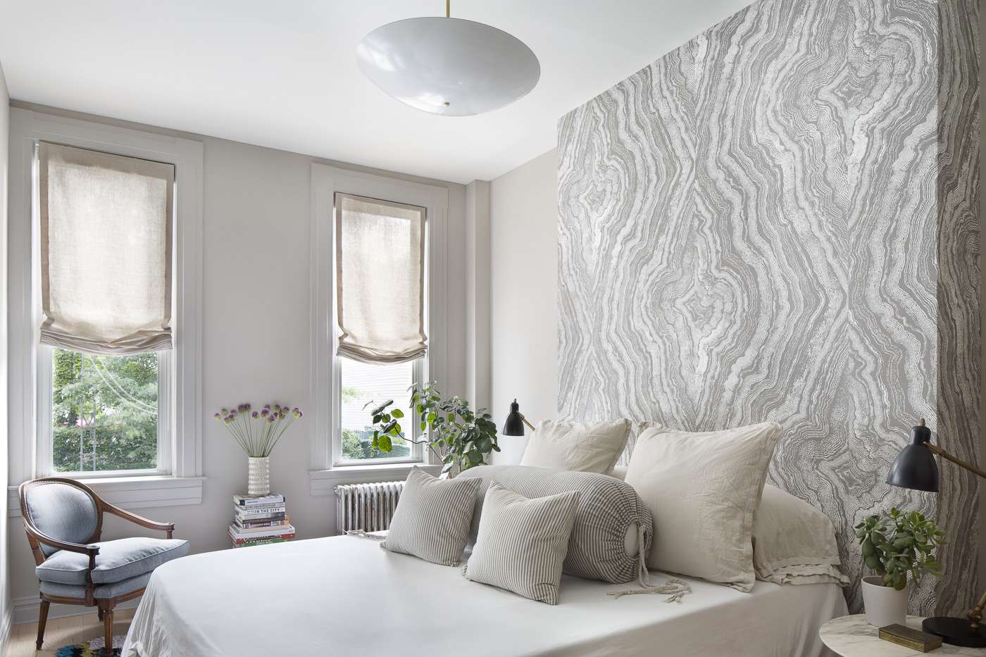 Papel pintado imitación piedra en dormitorio