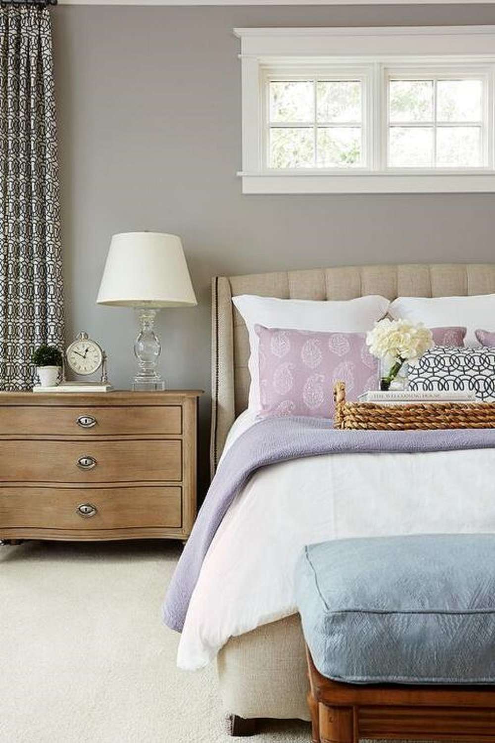 Traditionelles Schlafzimmer mit Lavendel-Kissen
