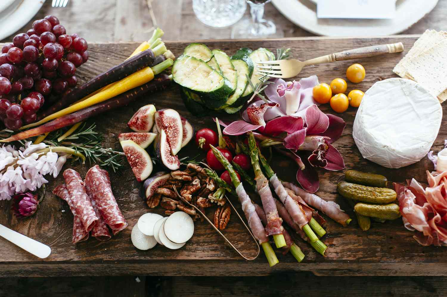 Teller mit frischen Antipasti auf einer Party