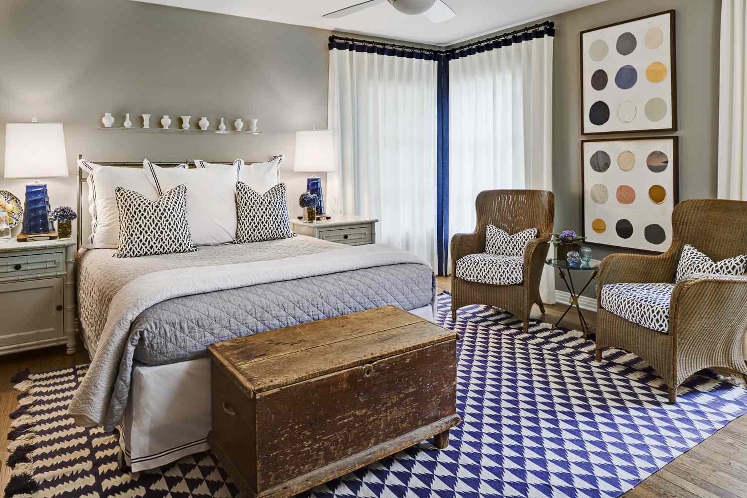 Quarto com tapete azul e branco.