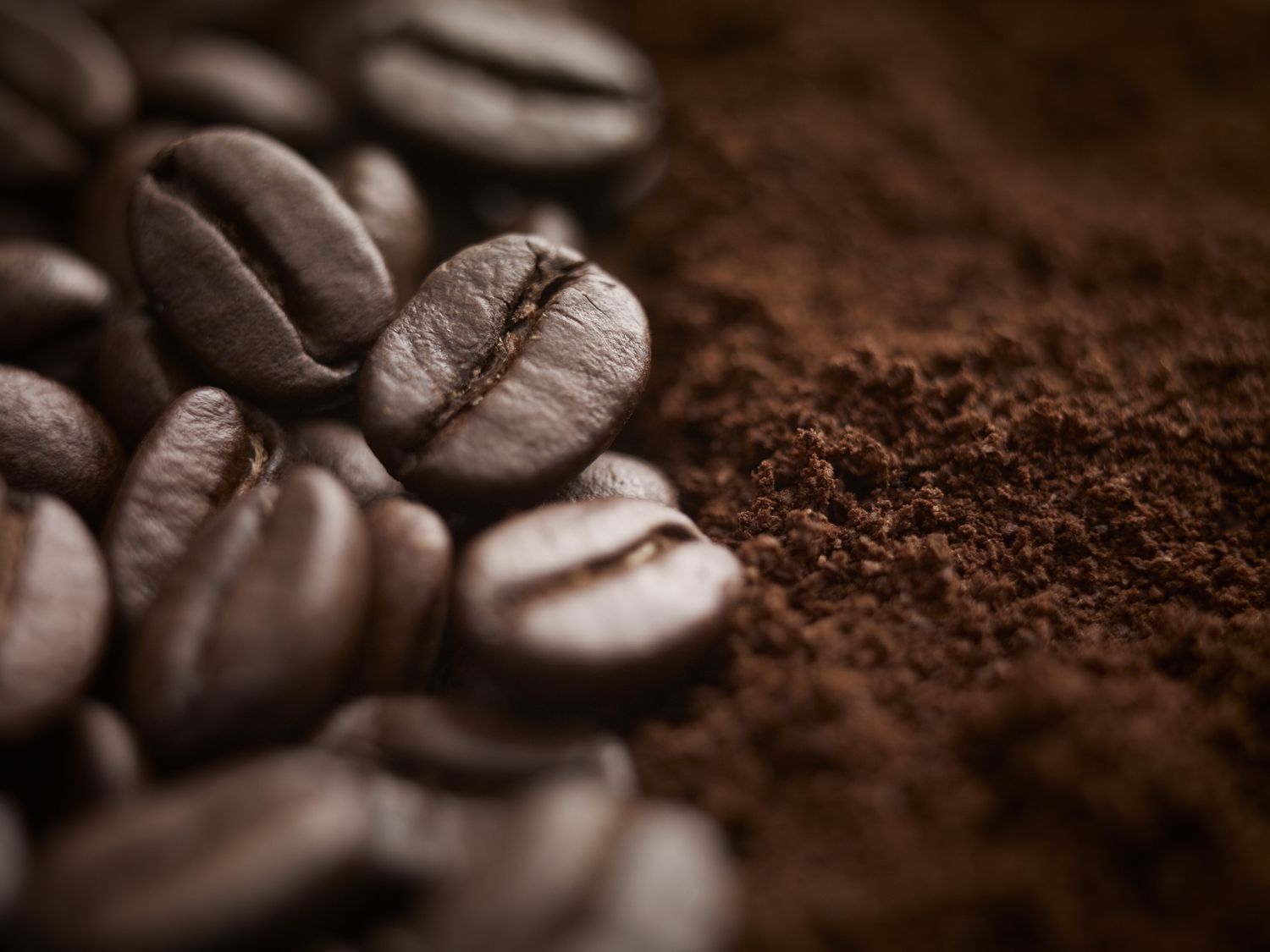 Nahaufnahme von ganzen Kaffeebohnen und gemahlenem Kaffee