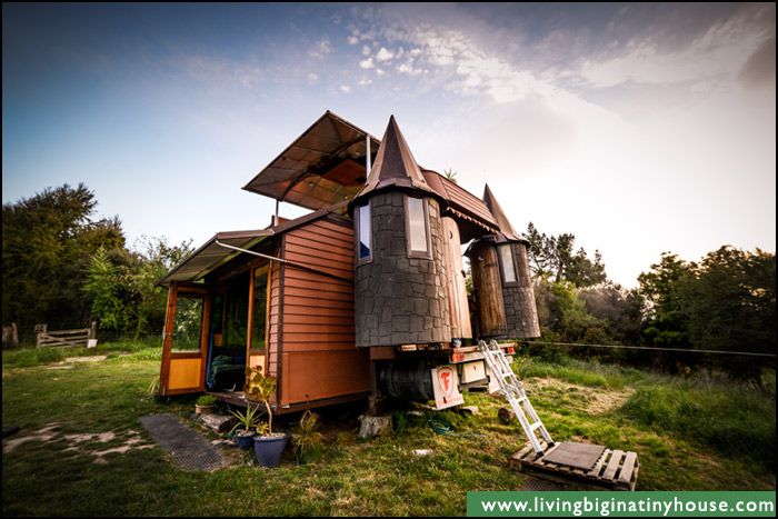 Casa minúscula moldada como um castelo em um quintal