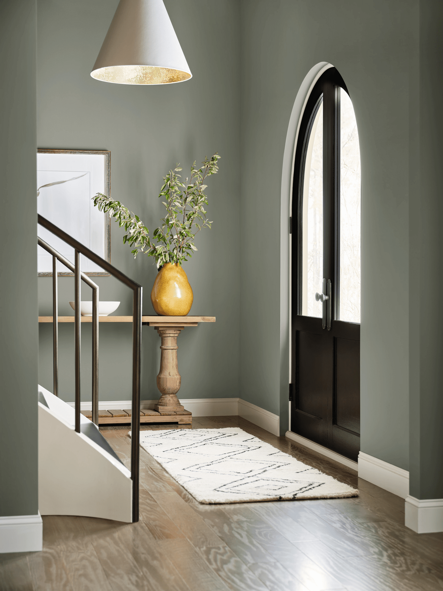 Entrada pintada de verde Evergreen Fog de Sherwin-Williams