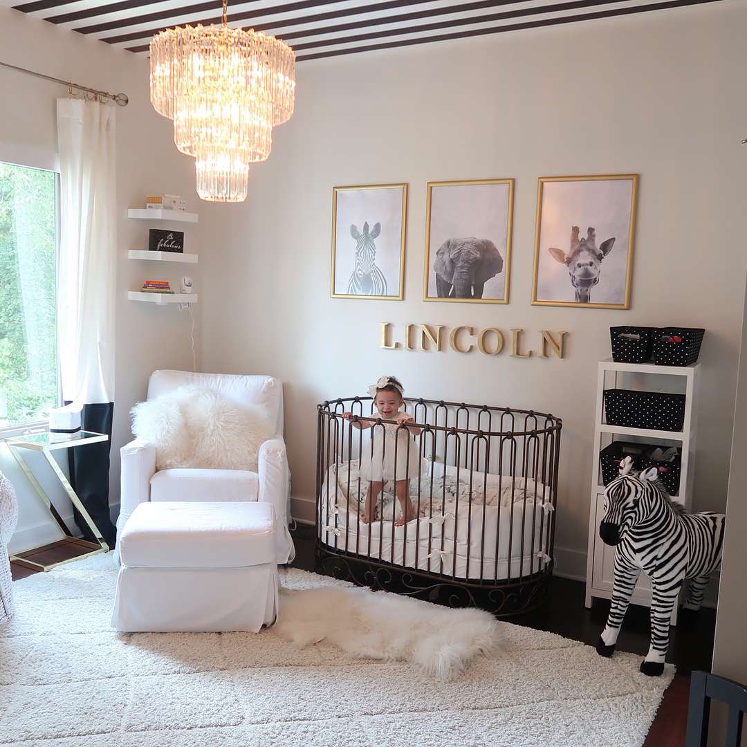 Schwarz-weißes Kinderzimmer mit tapezierter Decke