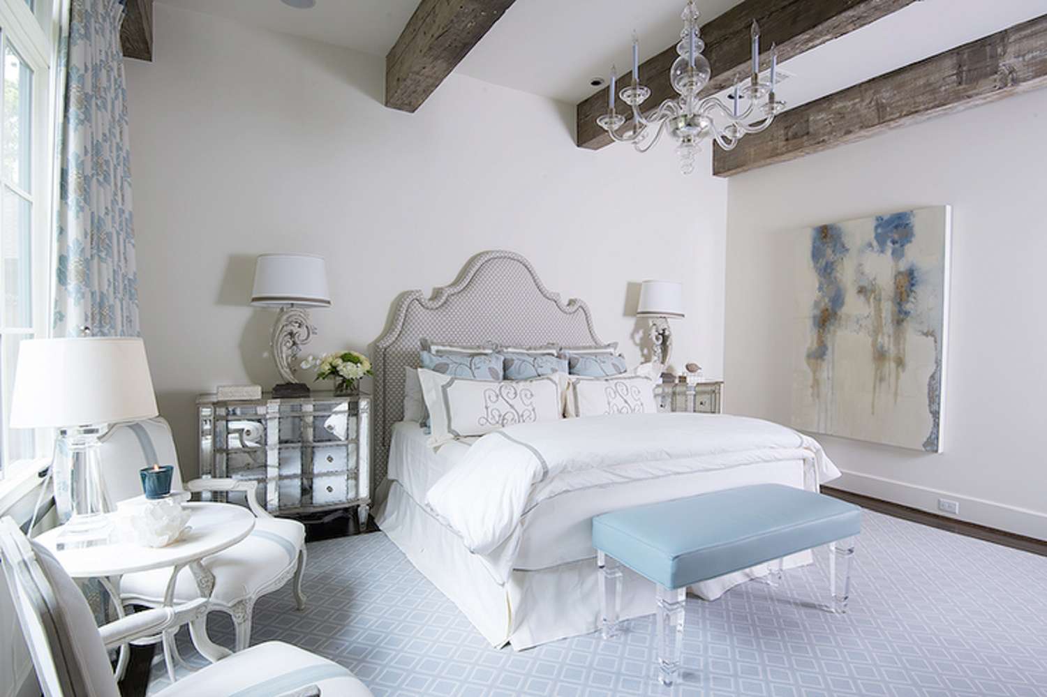 Elegantes Schlafzimmer mit rustikalen Deckenbalken