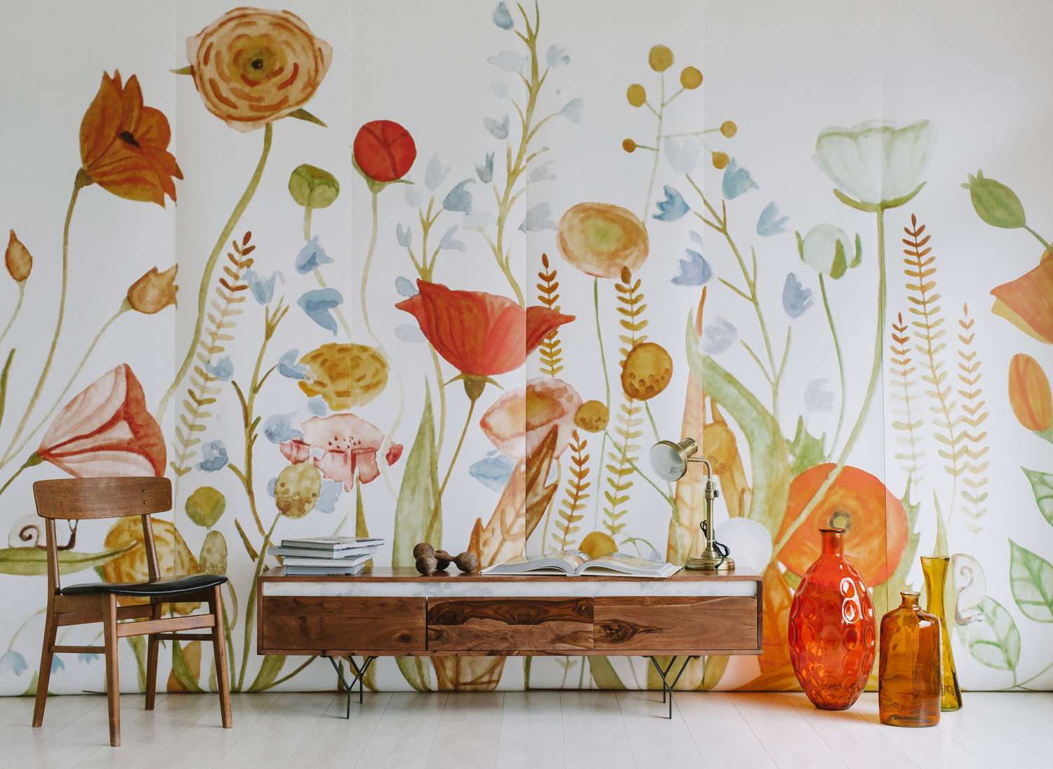 large whimsical floral imprimé wallpaper with colorful decorations