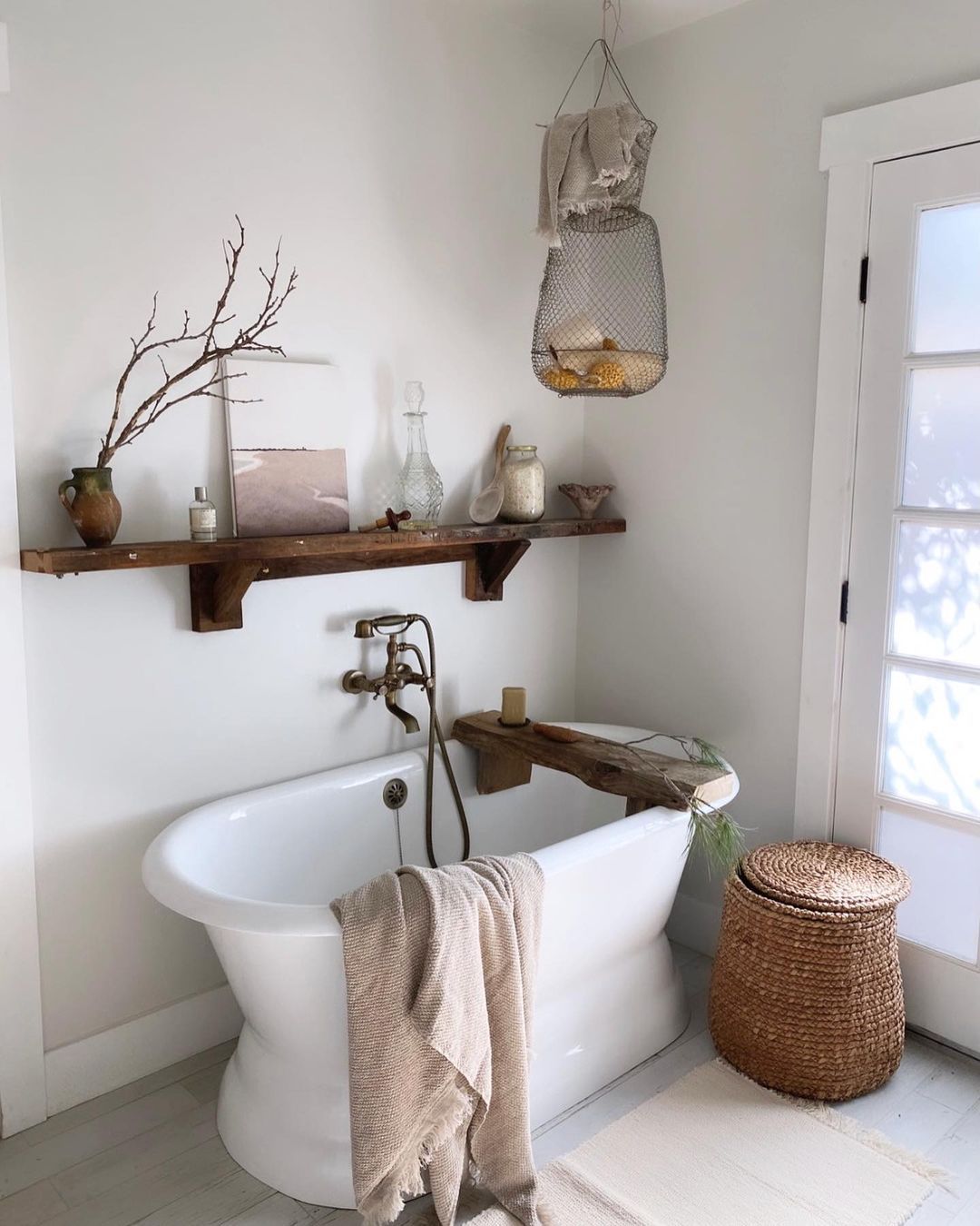 Minimal neutral bathroom