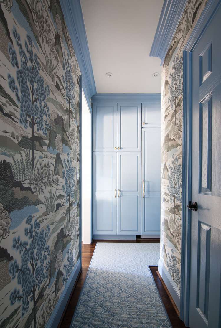 Un couloir avec un papier peint de style mural