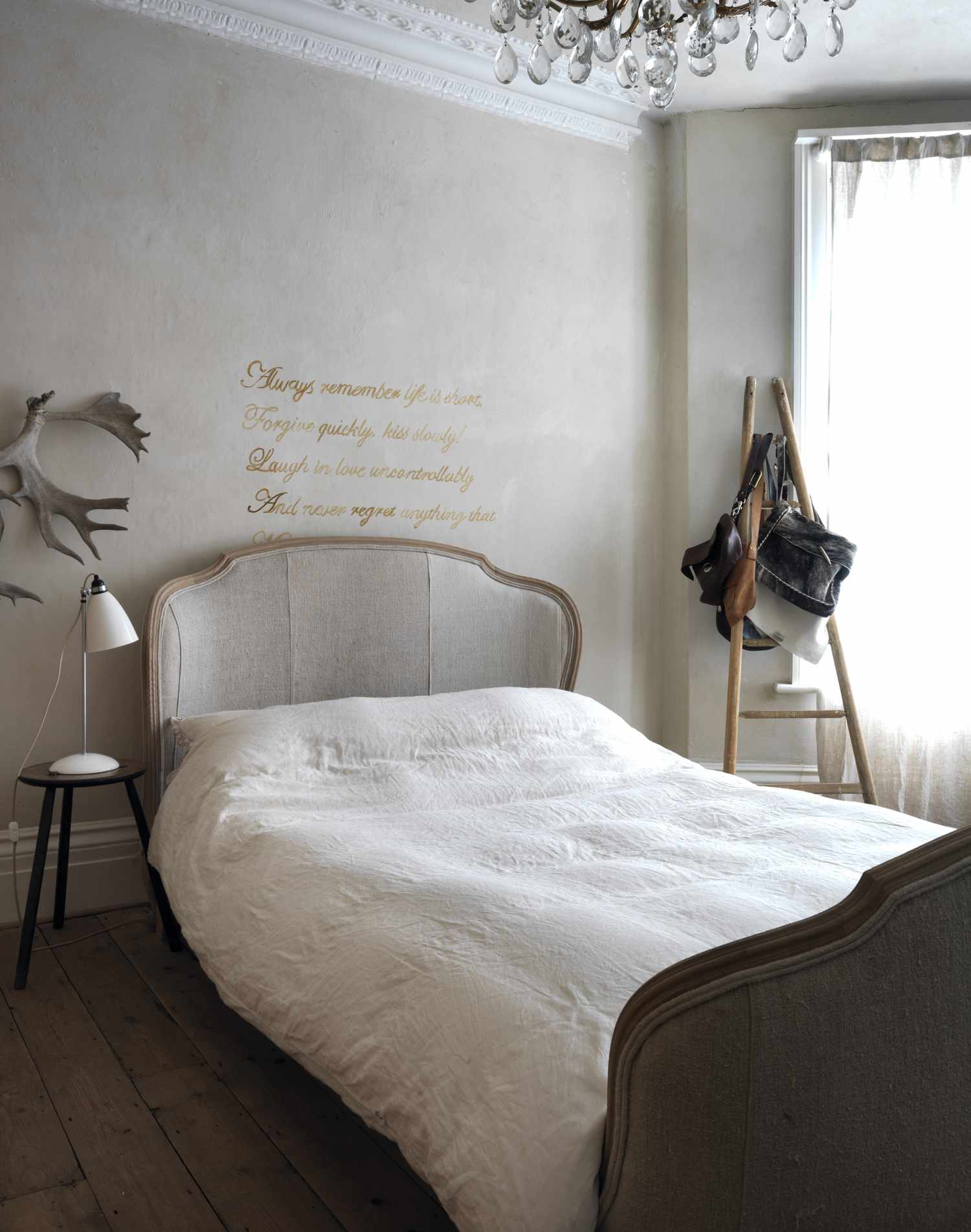 Elegantes französisches Schlafzimmer im Landhausstil