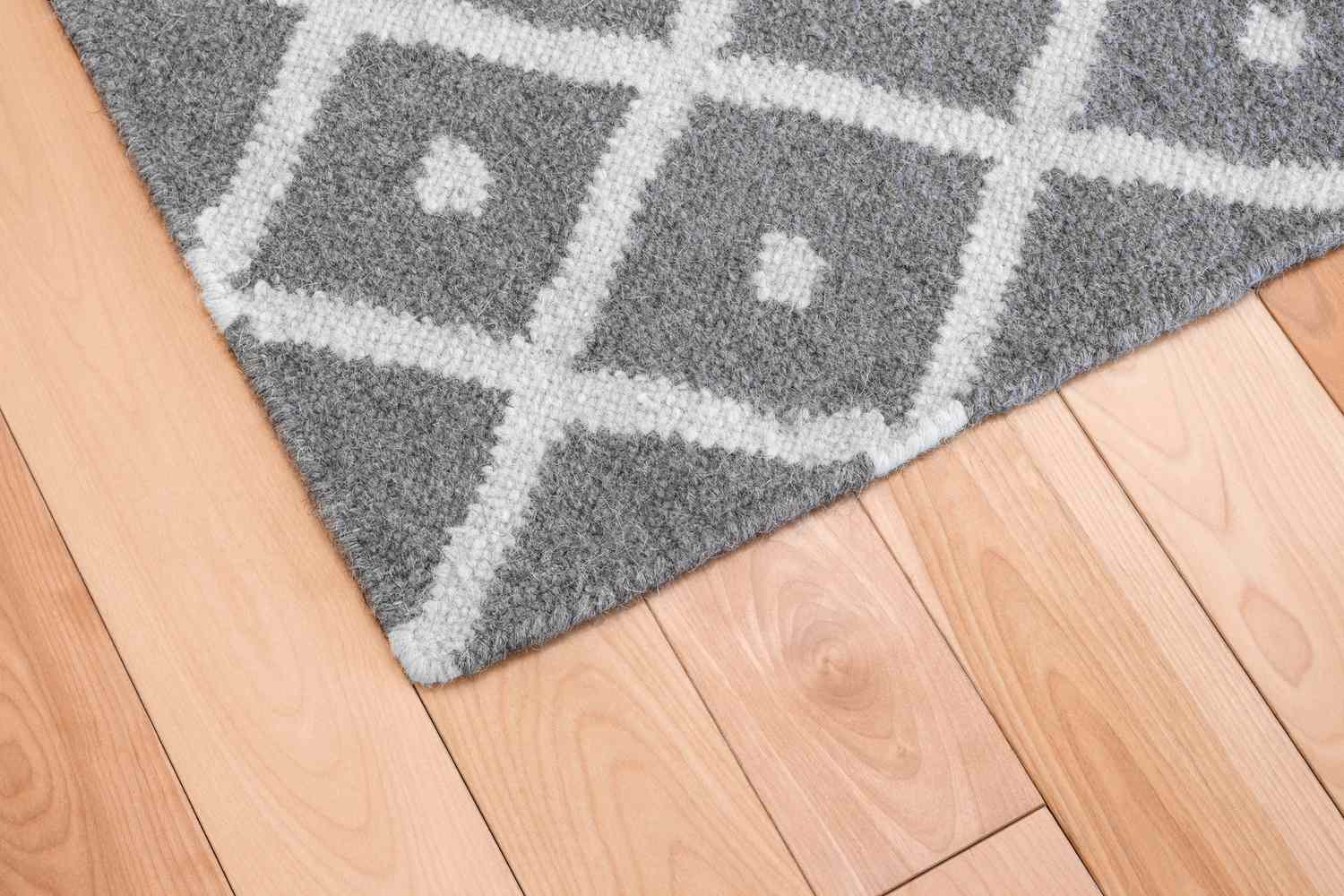 Grauer Teppich auf Holzboden