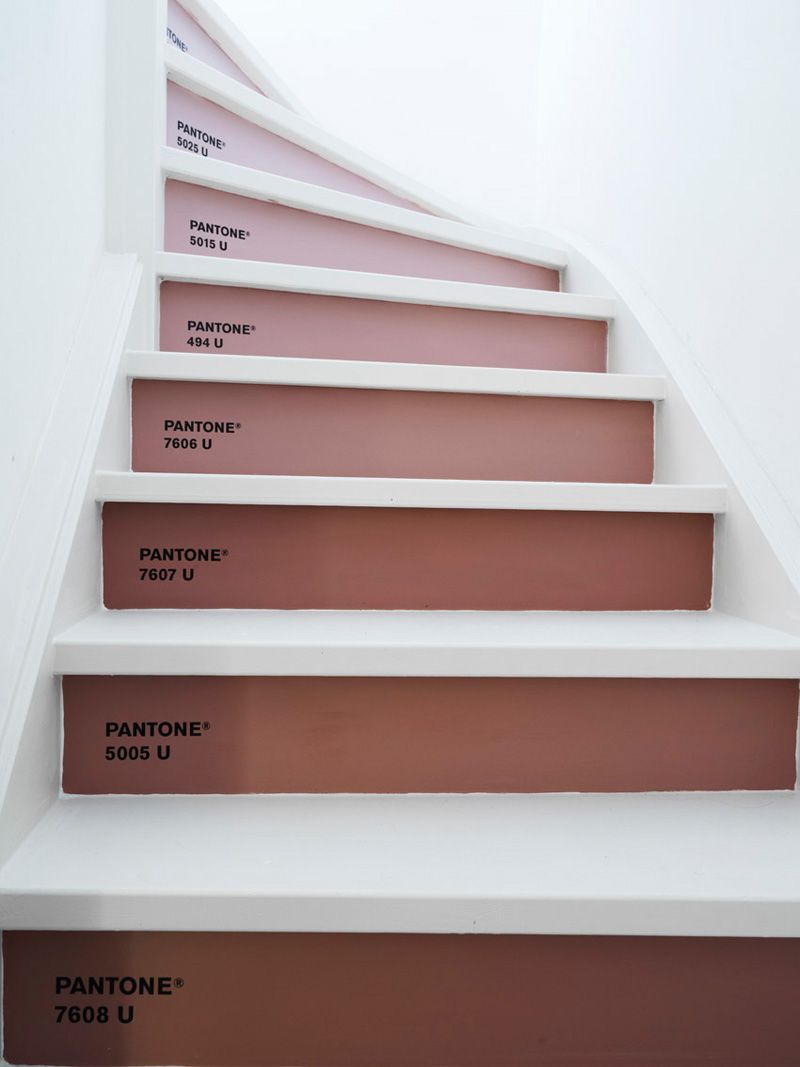 Mit rosa Pantone-Tönen gestrichene Treppe