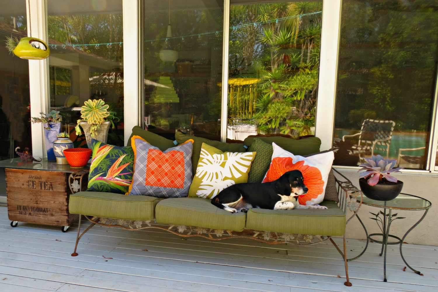 Outdoor-Sofa mit Herbstkissen